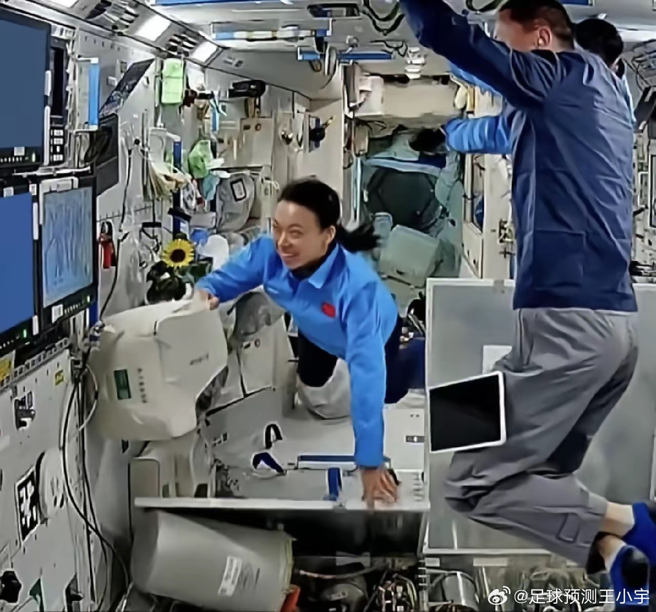 黎家盈在太空健身画面神舟二十三乘组太空日常曝光，黎家盈状态超松弛！不知不觉，神舟