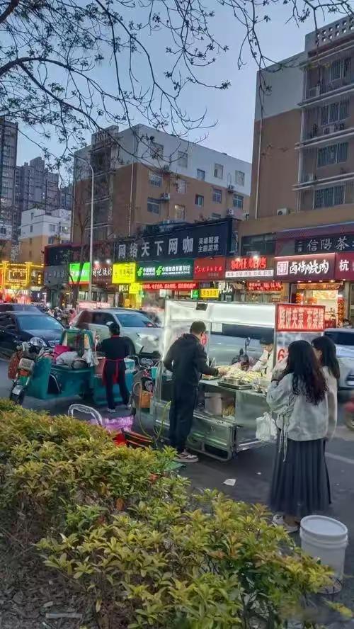你留意过没，最近郑州的夜市摊，看着热闹，其实透着一股怪味儿。铁皮车一辆挨一辆，霓