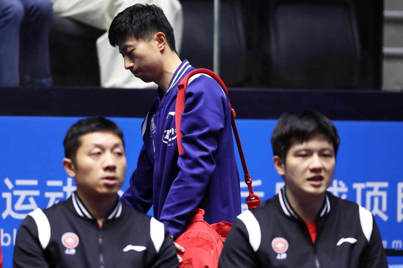 乒乓球赛场上的经典瞬间：马龙和许昕、樊振东同框。多少往事历历在目。