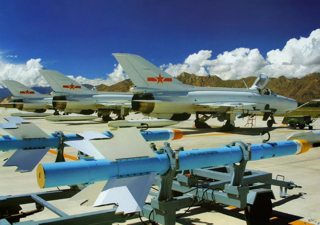 不瞒大家说，对于歼-7全部退役，我个人是持保留意见的。因为我个人觉得，现如今歼-