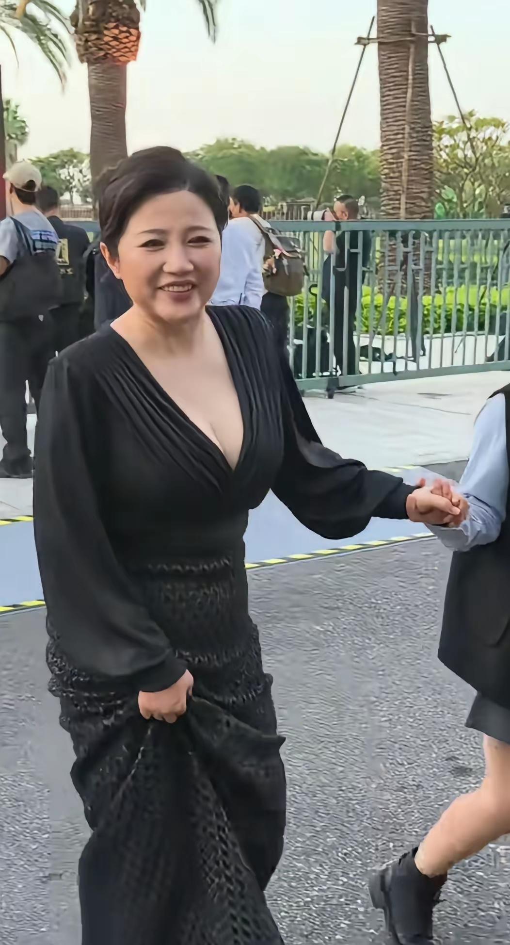 在娱乐圈扎堆追求“少女感”的当下，54岁的颜丙燕活得格外清醒通透。近期