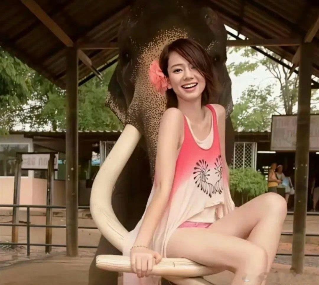 原来戚薇以前长这样的，难怪一直火到现在。