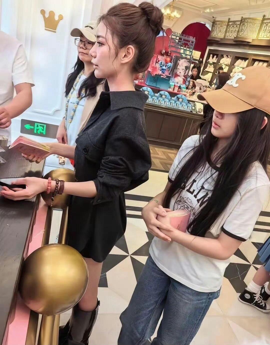 品冠透露，其子女曾与汪小菲女儿汪希玥同校，但自2025年下半年起，汪希玥已从台北