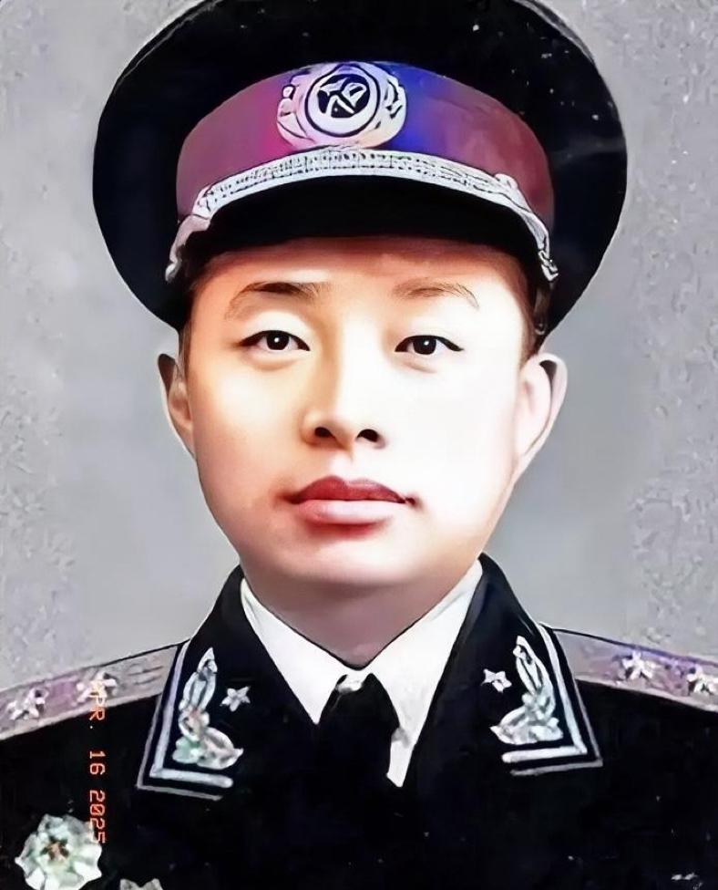 1955年，授衔台上，一张年轻稚嫩的面庞，却肩扛中将军衔，着实令人惊叹，不禁让人
