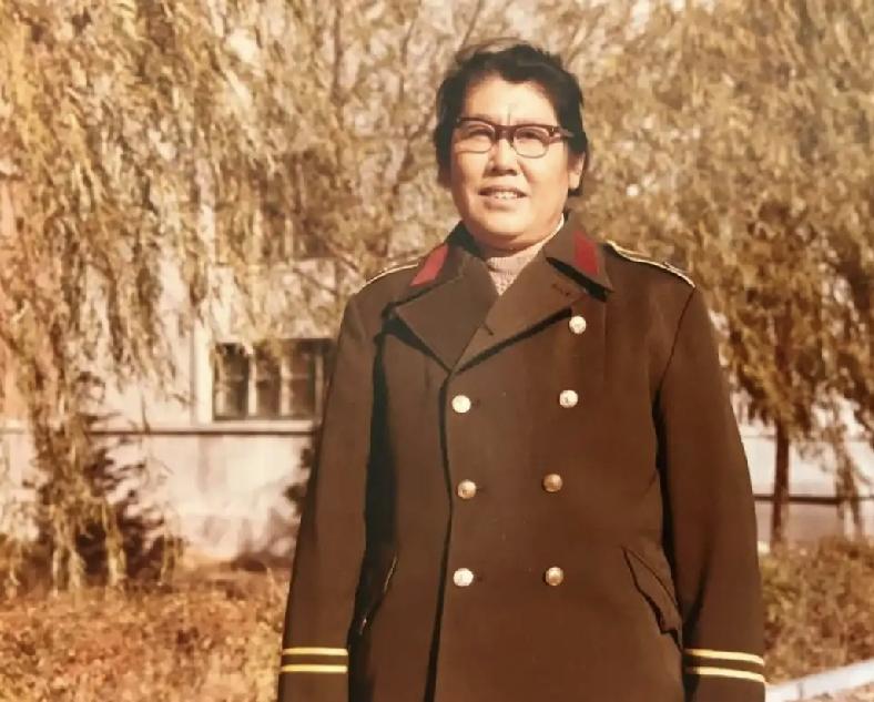 敬一丹出生在一个知识分子家庭，共有兄妹姐弟四个。她的父母都是高寿。父亲享年9