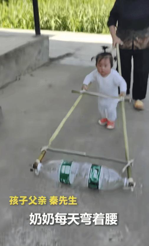 “劳动人民的智慧！”贵州遵义，奶奶弯腰扶着宝宝练习走路，没想到，爷爷灵机一动，就