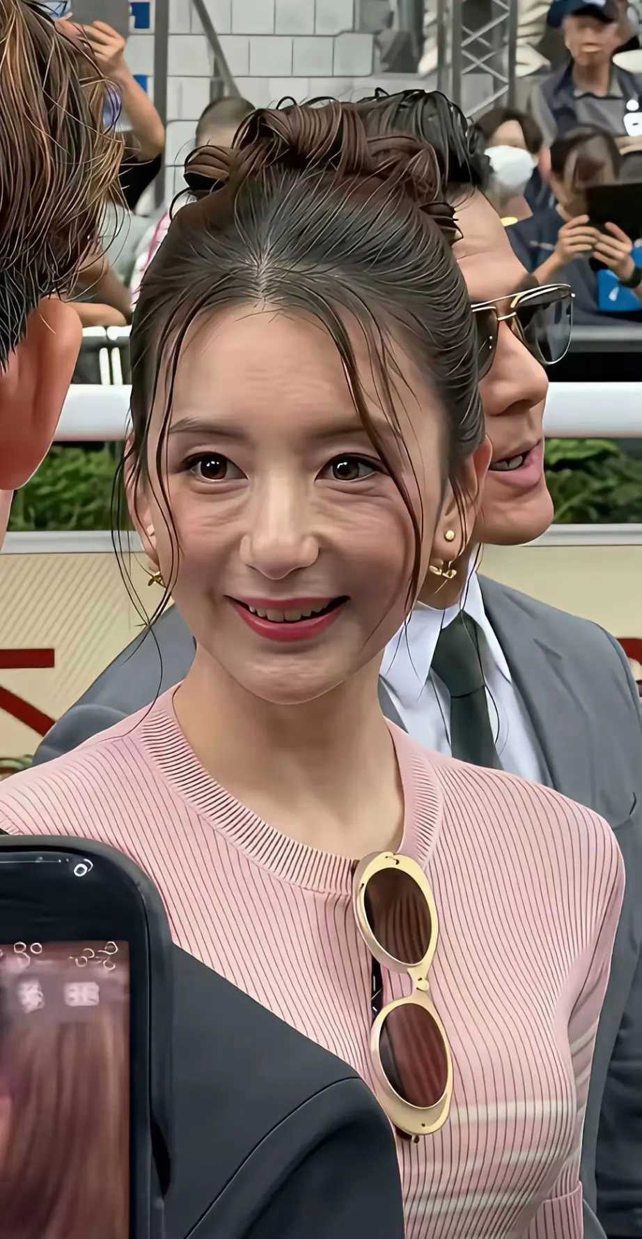 嫁给天王这几年，方媛可是真见老呀方媛已经很努力的在笑了。为了配合郭富城出席活动，