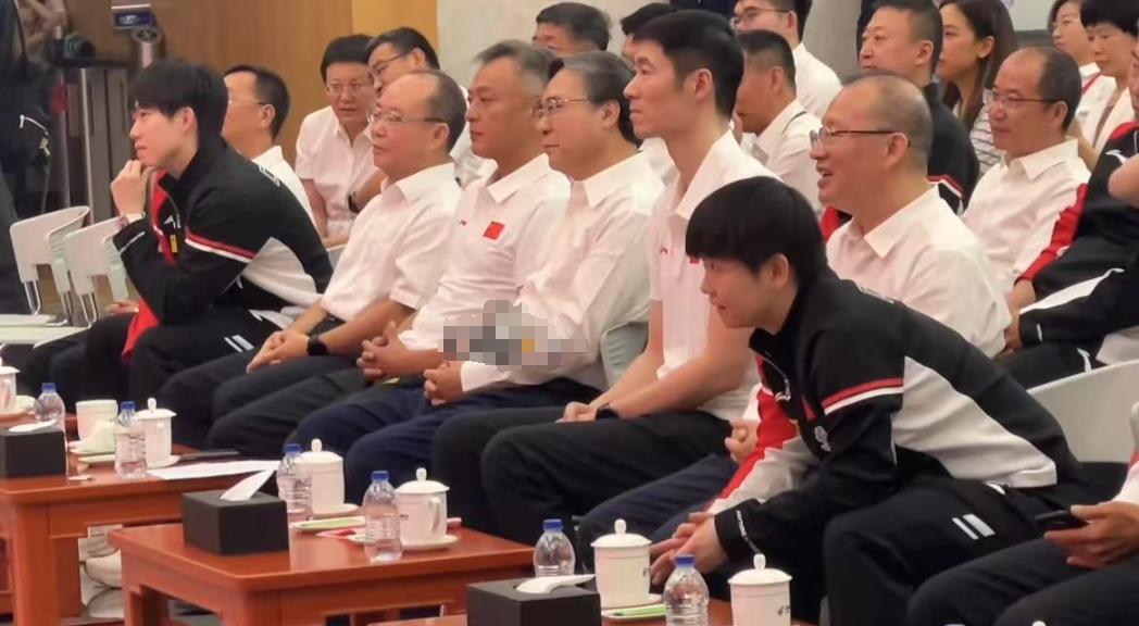 感觉王励勤比刘国梁还有官架子。我发现，王励勤上任以来，每次参加活动，教练和运动员