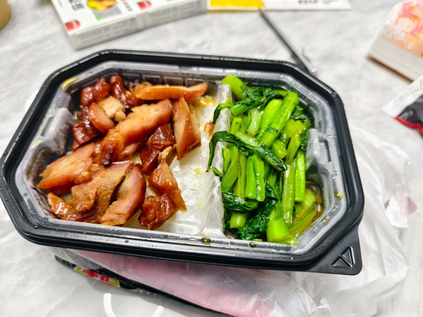 泪水打湿拼好饭，自取还能少一半要珍惜外卖大战的日子，7块6的自取叉烧饭，以后可能