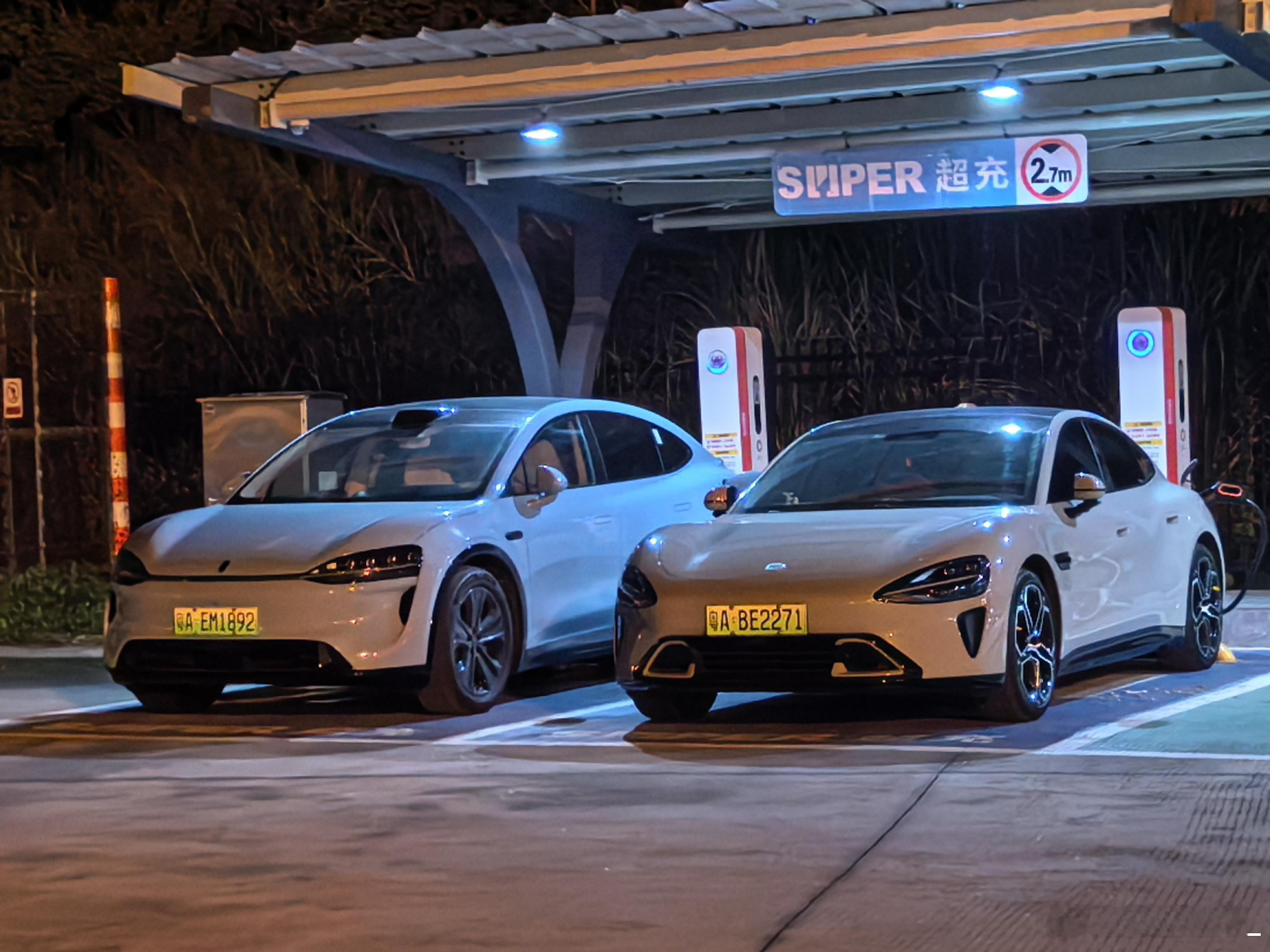 下服务区给智界R7充个电,和小米SU7停一块了。[大笑][大笑]​​​
