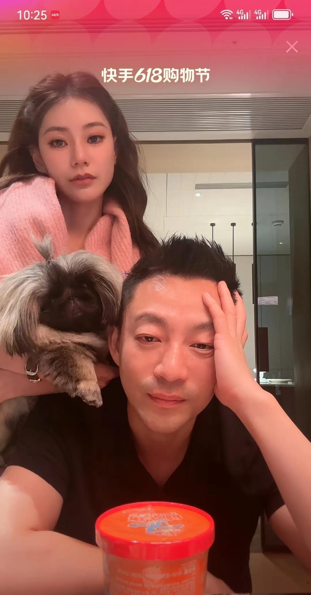 汪小菲直播翻车现场！马筱梅抱着狗儿子菲宝一个劲儿往他脸上怼。狗爪子直戳鼻孔，汪