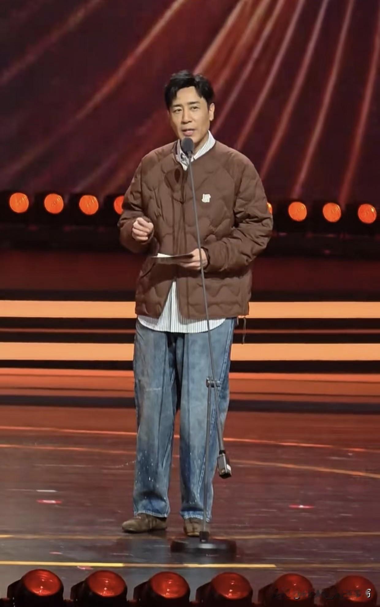 于和伟穿2300元波司登领奖，全网炸锅！一件被说“土味”的羽绒服，转眼卖断货