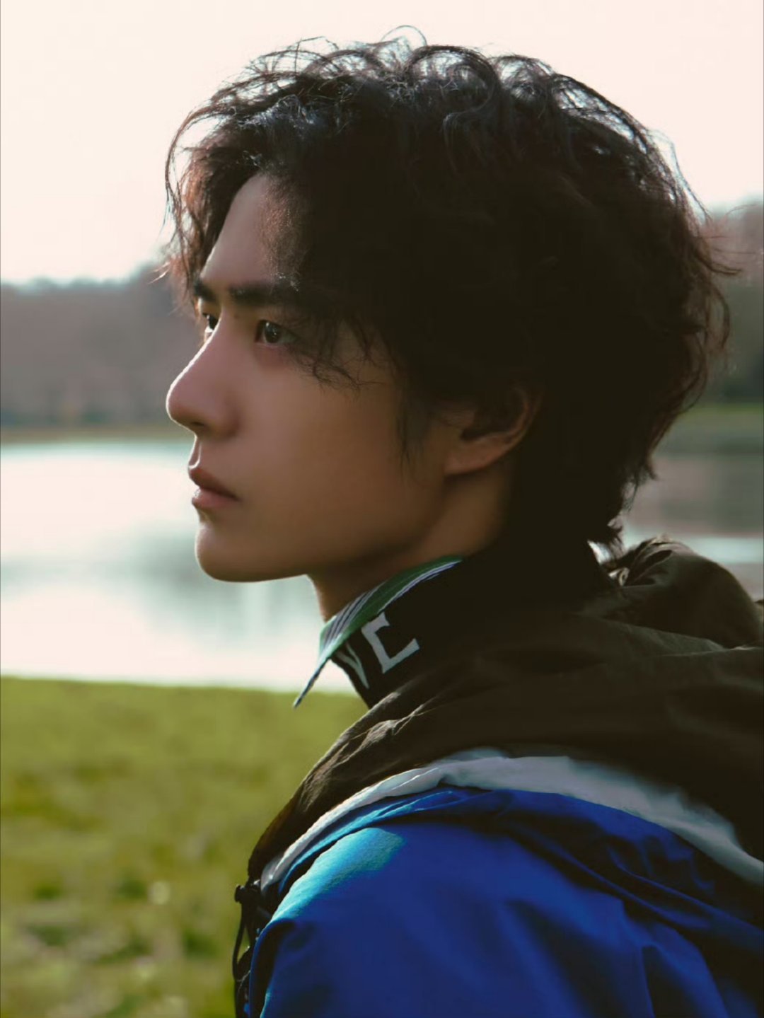 王一博巴黎时装周工作室出图——王一博这个侧颜好绝！衣服这个蓝色，是把我们的天空带