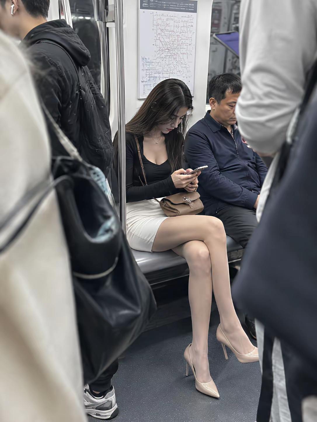 在上海的地铁里，每当下班高峰期，随处都可以看到这样的女人，打扮干净得体，长相相当