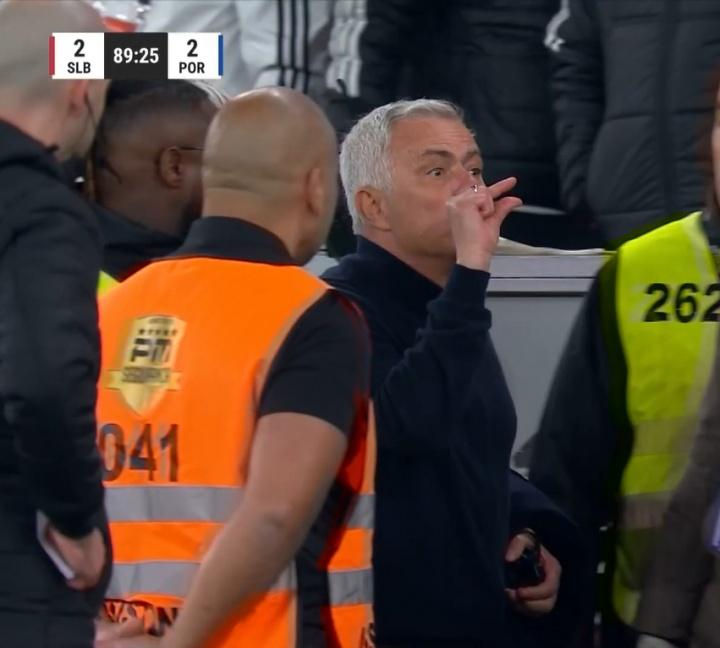 本菲卡和波尔图之战，波尔图的球员小动作很多，裁判是偏袒向波尔图的，在裁判的帮助下