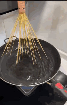 我就一个问题，火腿里面的面条熟了吗？