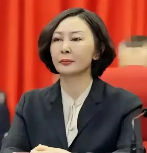 双眼皮是割的，鼻子是垫的，下巴是磨的…真可谓，吹拉弹唱无所不动。昨天还在台上