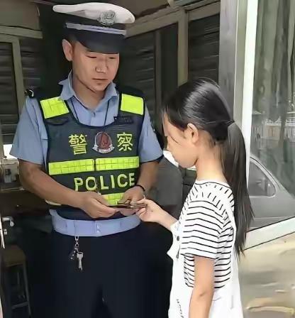 南京街头，小学生捡到手机物归原主。本是寻常的好事，失主却猛然瞥见，小女孩每走一步