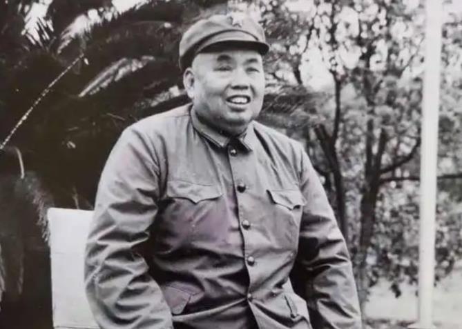 1957年，许世友将军的警卫连长徐永卿在上海出差时，偶遇一个男子，其动作让他联想