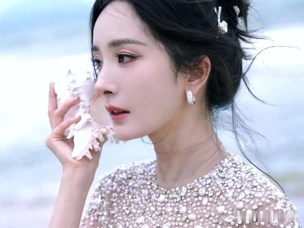 2025年10月28日晚，杨幂未踏上三亚ELLE盛典的红毯，而是出现在北京广电精