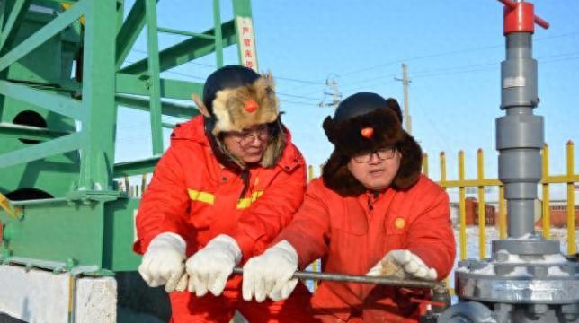 松辽平原上那些磕头机还在不知疲倦地上下摆动，旁边的风电机组叶片已经转得飞快，成片