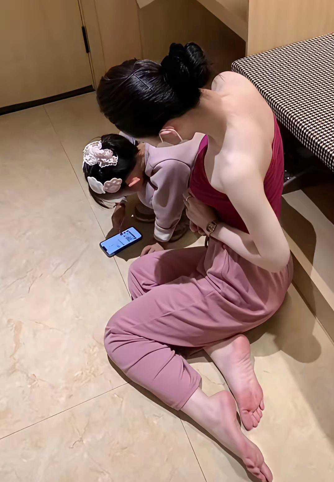 事实证明愿意席地而坐陪娃，就是一个合格的妈妈，妈妈的身材可真火辣，脚丫子也太长太