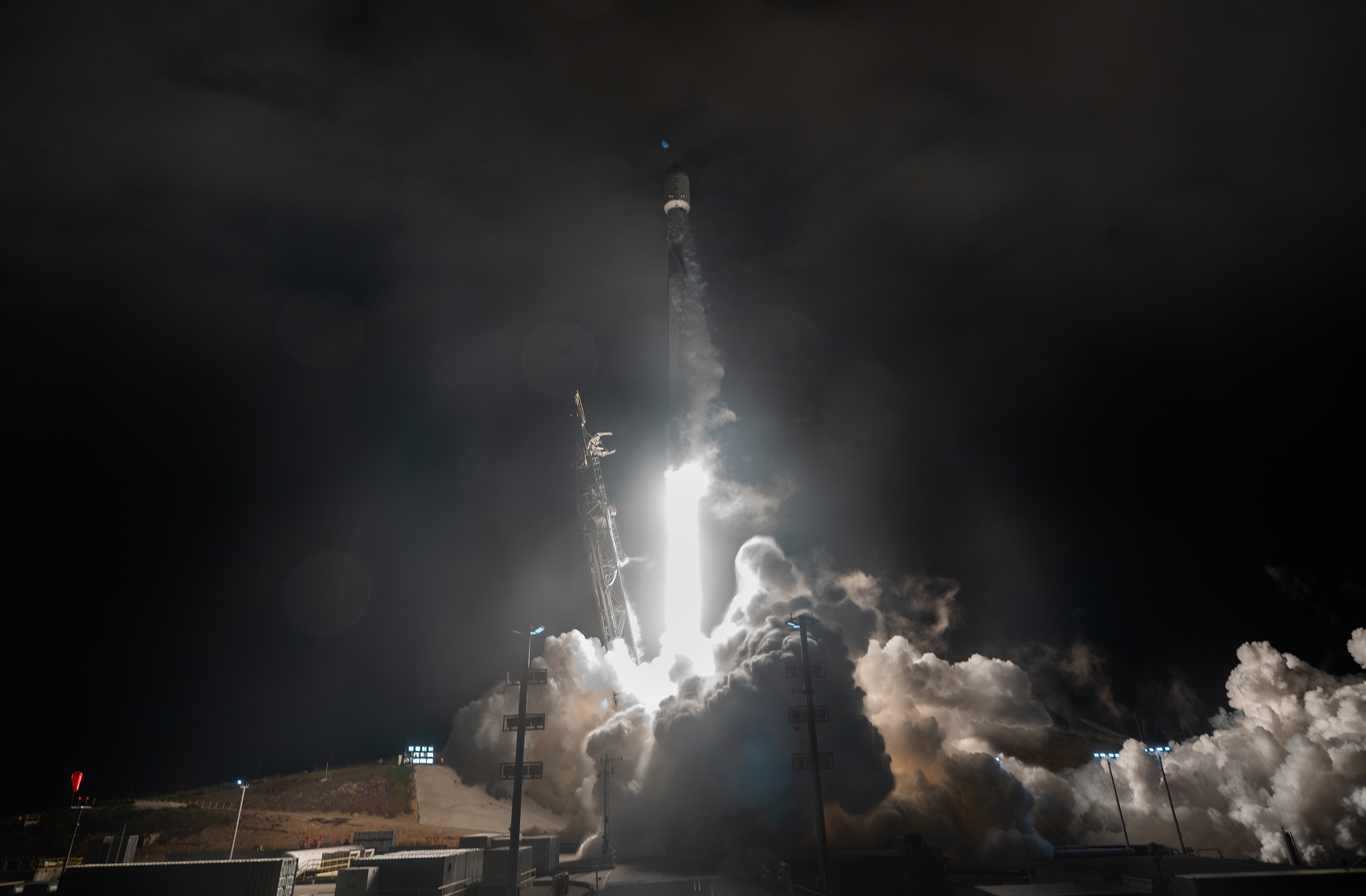 SpaceX今日发射27颗星链卫星，累计发射已近1.3万颗9月2日，SpaceX