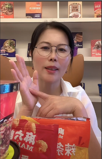小杨阿姨说，老板的吃喝拉撒我什么事不知道？在老板家将近二十年，在湾湾将近十