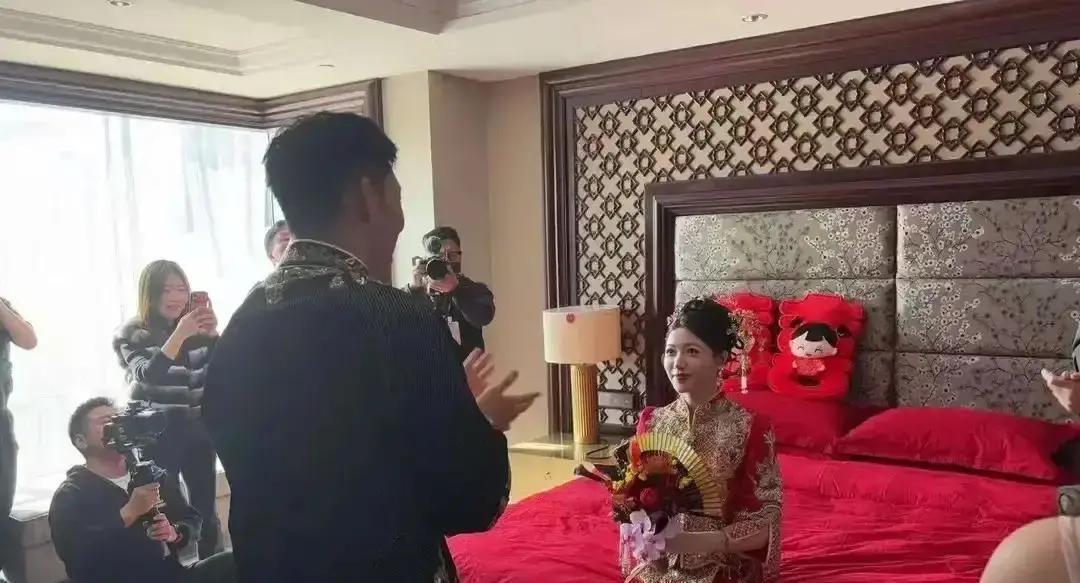 23岁国脚婚礼当天签下千万合同同一天领证又续约，签字费够在上海买套房。蛋糕