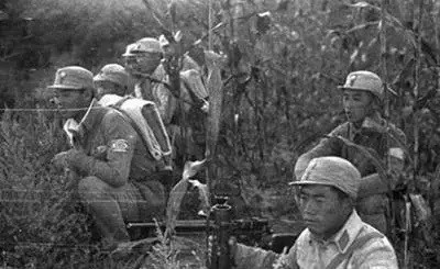 1941年，游击队长刘锡坤借宿到地主家，却被地主婆安排在儿媳妇的房间。半夜，房门