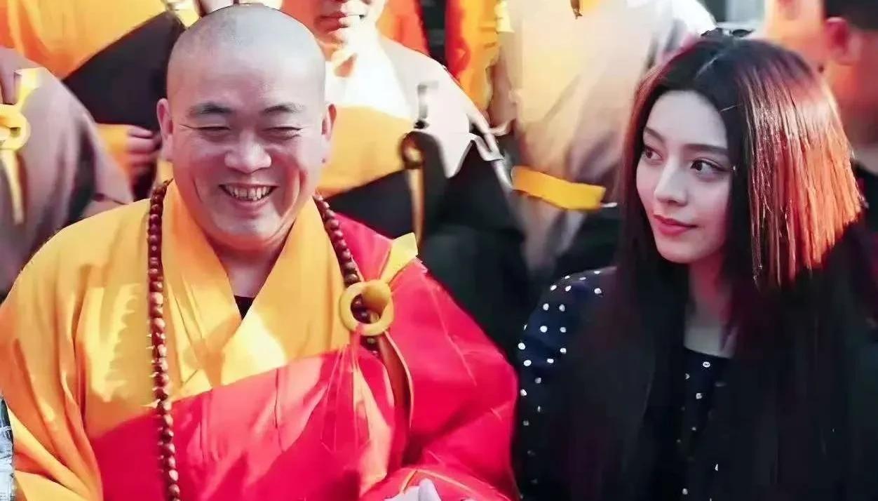 娱乐圈第一美女站在身边，释大师心头大悦，笑的呲牙咧嘴！怎料如今这俩人都变成了