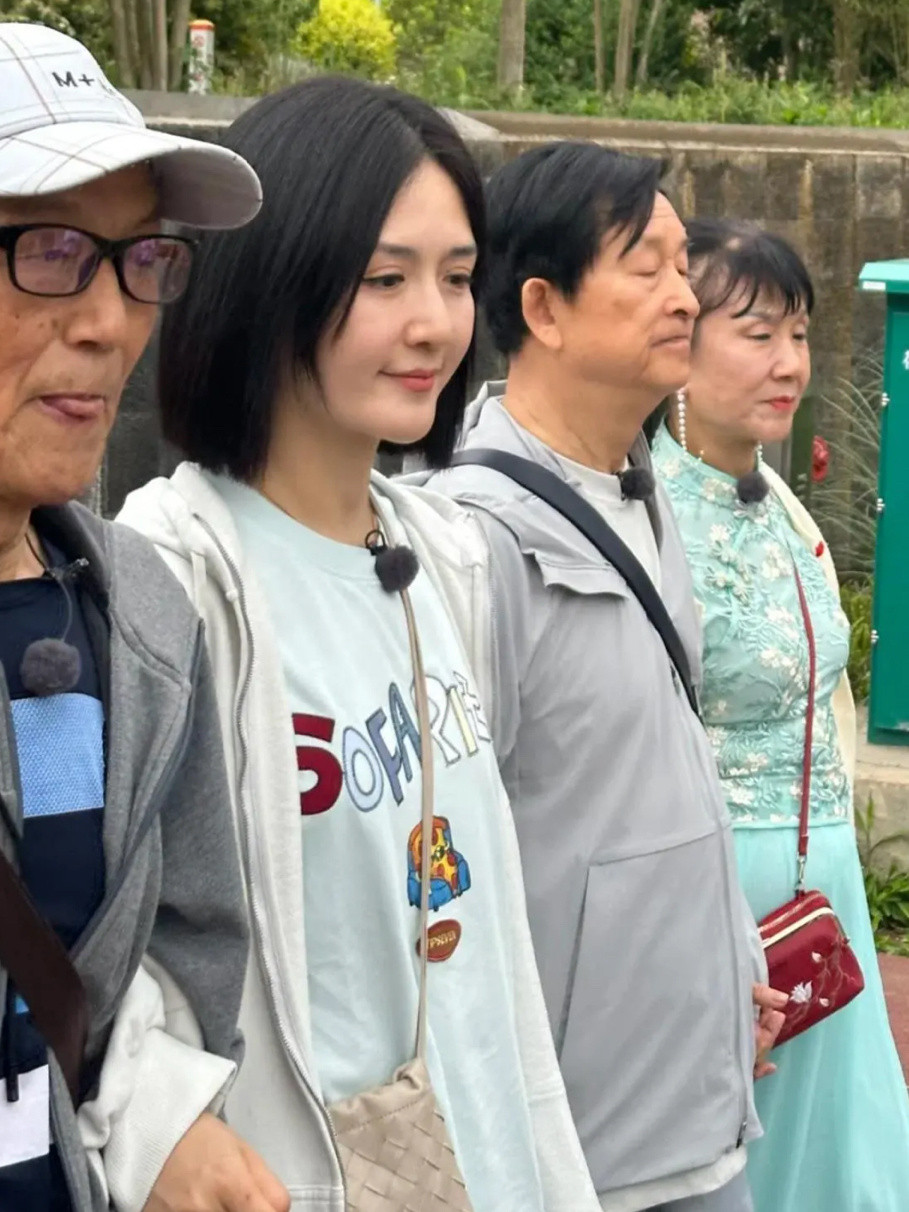 谢娜被偶遇与家人出游：五官像妈，神情像爸，手挽的老人不知是外公还是爷爷，谢娜与其