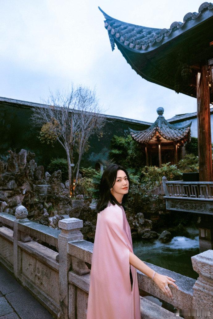 姚晨美成啥了姚晨穿粉色完全是mommy级别的柔雾粉的披肩式上衣温柔又大气，配上黑