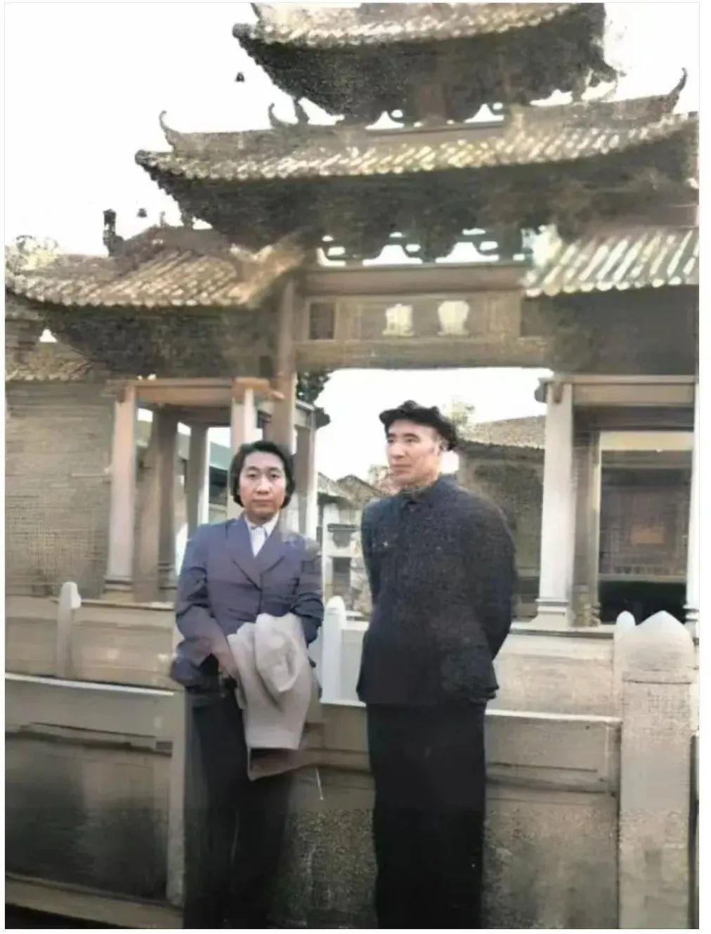 晴雨风说史晴雨风说史图1，上世纪60年代，林彪夫妇在广东佛山市“灵应”