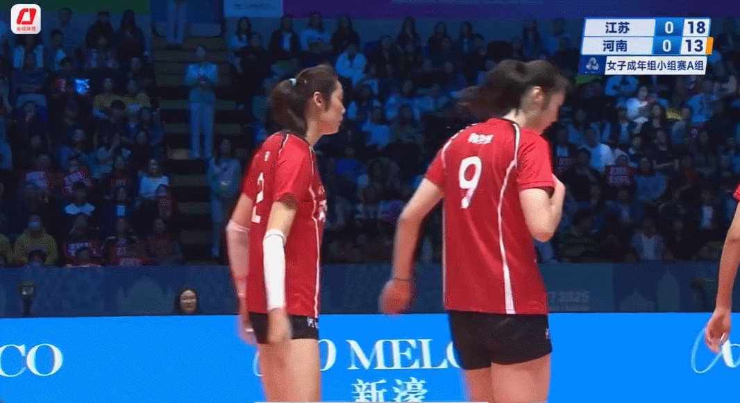 第一局：江苏队25-18河南队开局阶段比分胶着，不过中局阶段江苏队快速拉开分差取