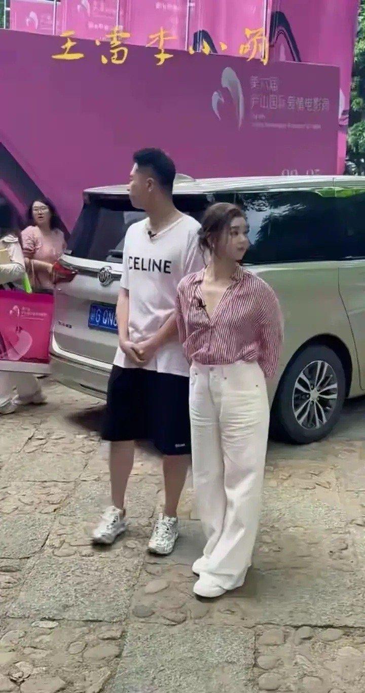 路人偶遇明星生图疯传！镜头里1米7大长腿女神，现实中身高跟小区姑娘没差～无