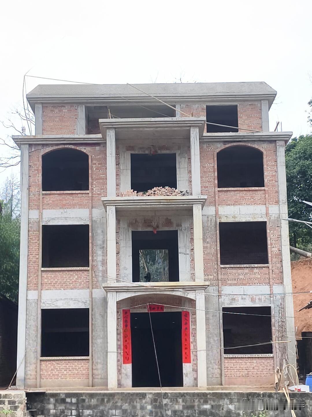 农村自建房，目前还没有门窗花了35万，觉得还是比较划算的！楼层还是比较高的，但