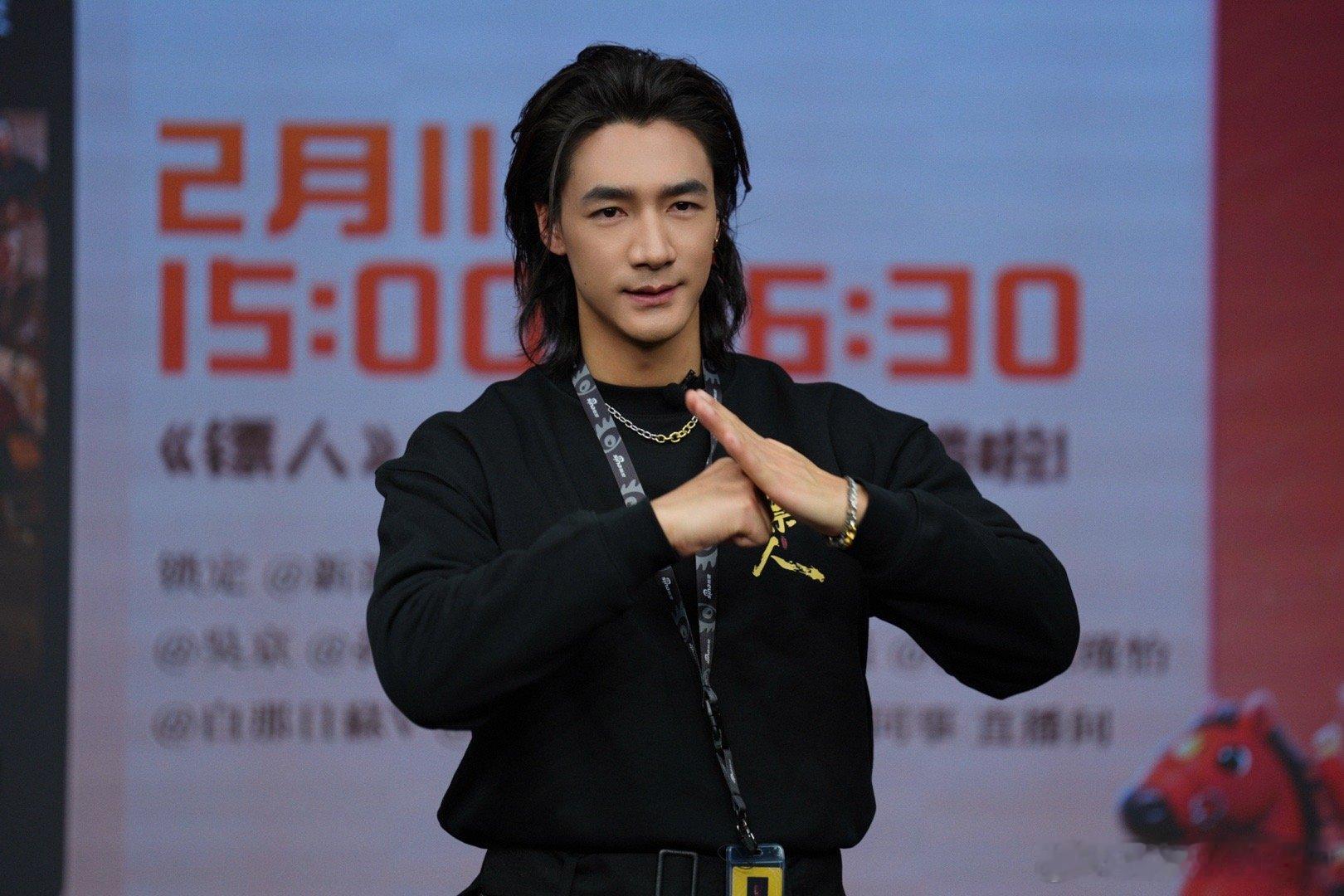 此沙镖人原声配音花絮录到激动处，拳头不自觉攥紧，青筋微显，仿佛真在为角色呐喊，