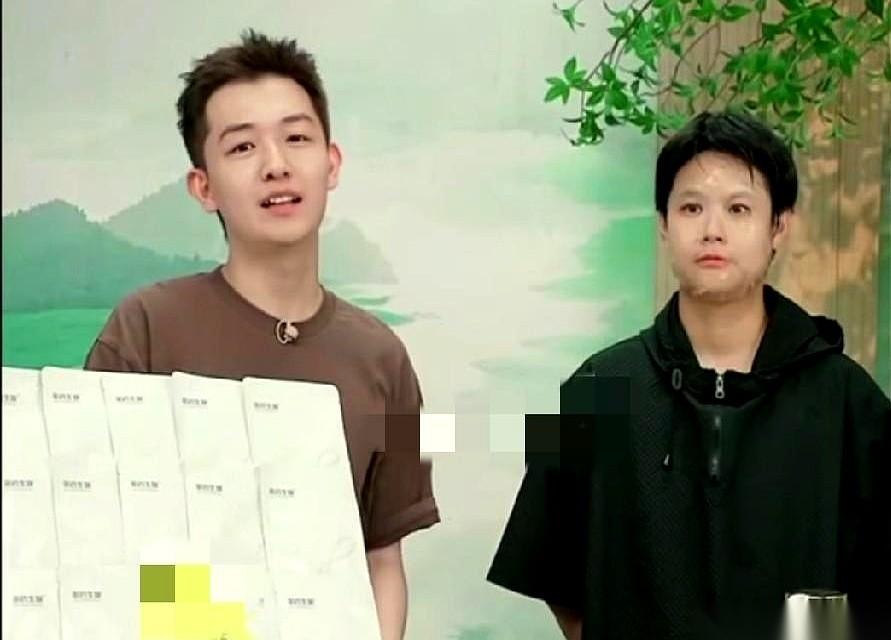 别傻了，真以为直播间里嘻嘻哈哈，私底下就能随便扒拉老板的肩膀？刚才刷直播，弹幕