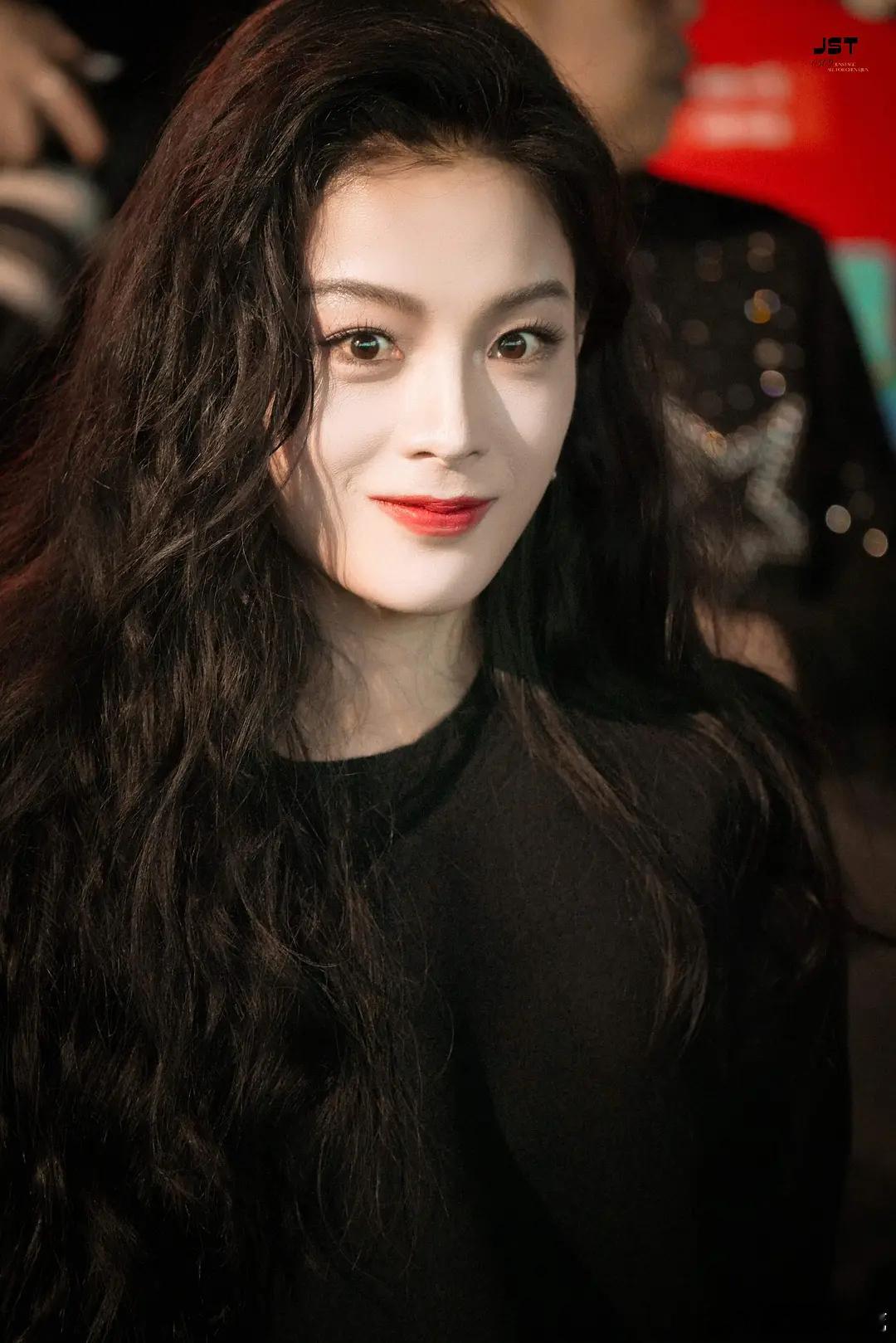 来看看今晚电影节陈丽君状态如何？她可是靠脸出圈的啊骨相真的太优越了​​​