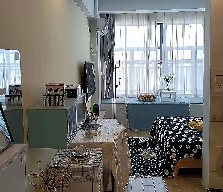 单位同事的老婆真是好命啊！上班的时候，听同事说，她的老婆真是命好。家里的大事