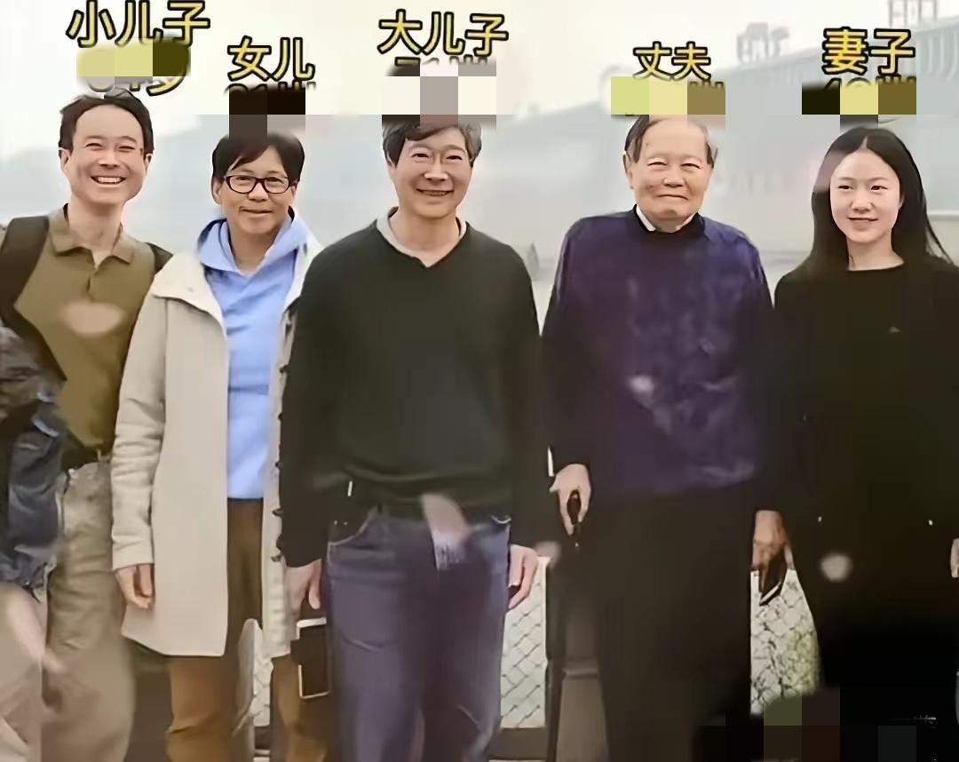 著名物理学家杨振宁的家庭成员1.现任妻子翁帆，1976年出生广东潮州，现在49