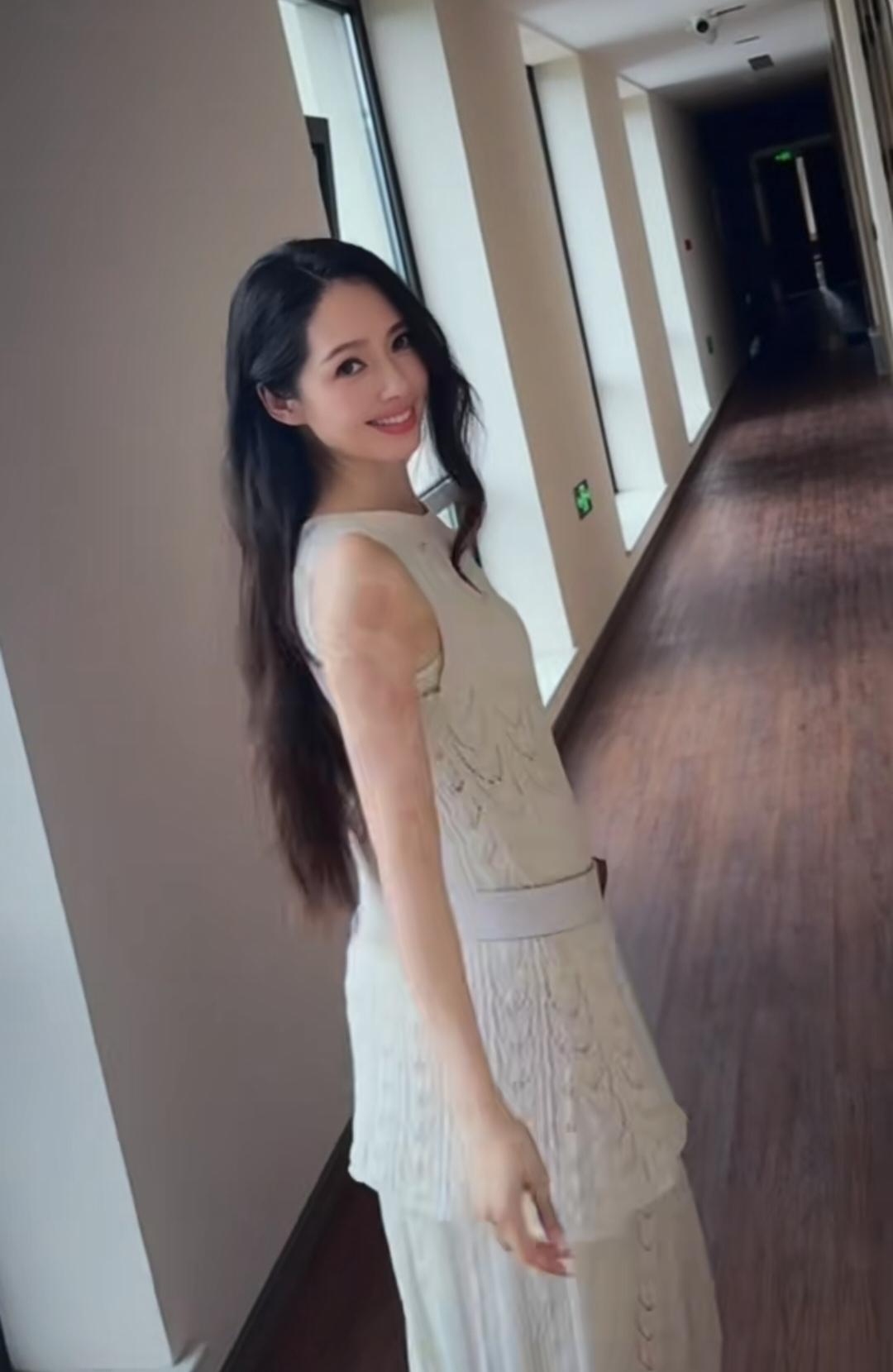 郭碧婷一身白色长裙，吃着桃，赏着花，溜着狗，好不惬意！郭碧婷儿女双全