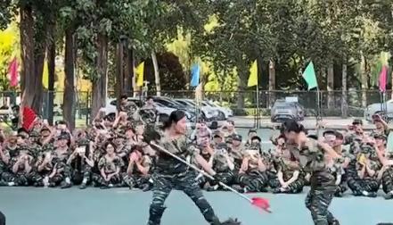 “你说你是省冠，可我这儿有一操场的省冠军。” 这是北体大2026级军训现场流