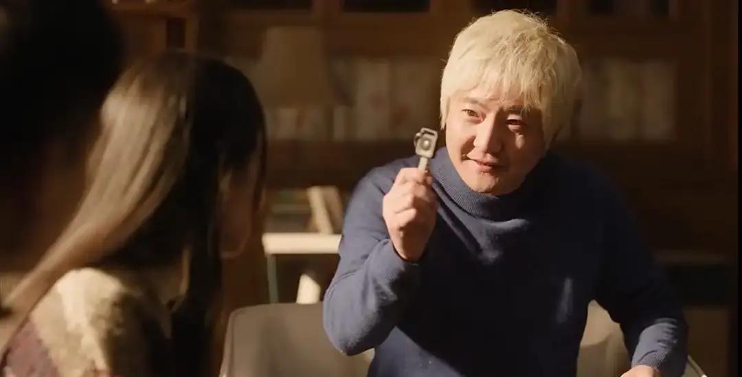 坐牢12年，国家赔了他127万，他转身把钱撒在了烧烤炉里。出狱当天，他走进