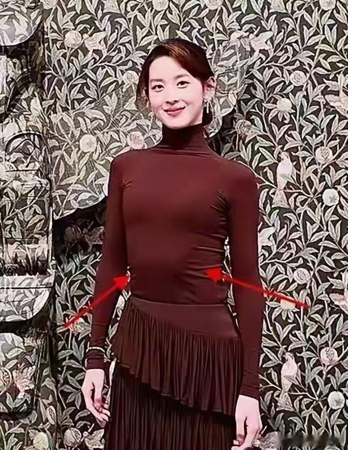 章泽天肋骨外翻近照中，章泽天胸下方有两个很明显的凸起，腹肌应该没有那么凸显，也有