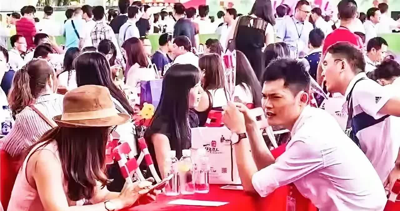 相亲现场遇尴尬，女子直接翻脸。相亲现场男女，相谈甚欢，对彼此都比较满意，女孩说按