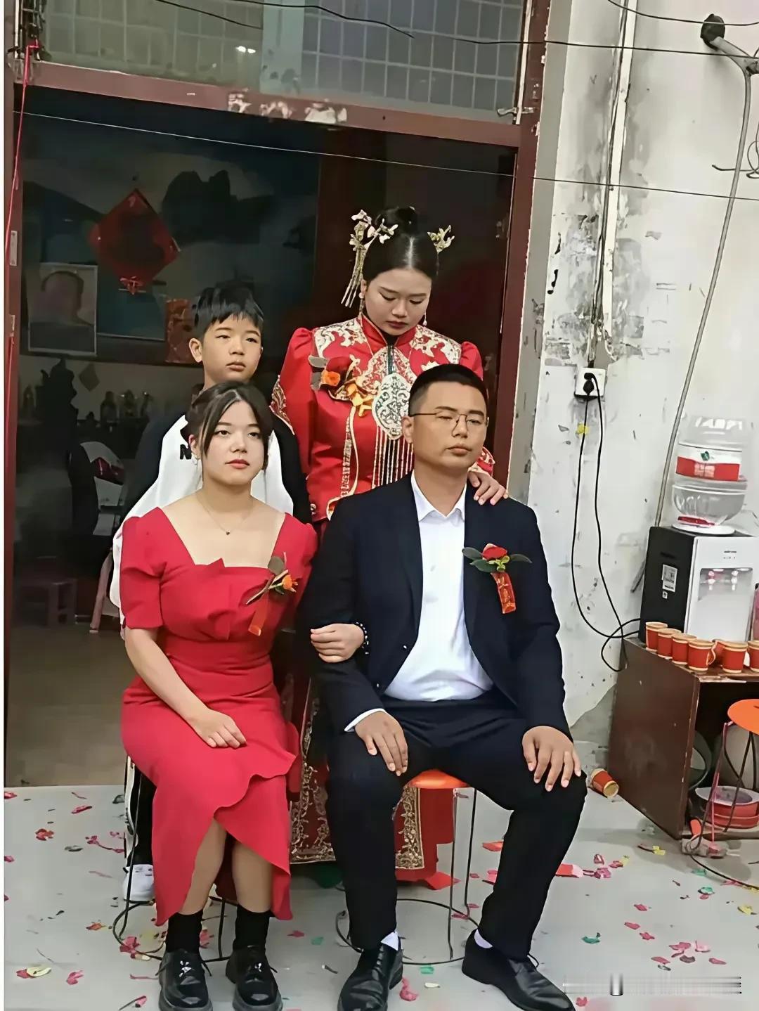 这张图片让我百思看不懂。有网友说，这到底谁是新娘谁是新郎啊？把人搞乱了，真的看不