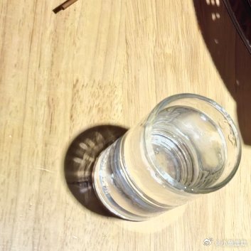 今天在火锅店，看见一个人独自坐在四人桌上。周围都是热闹的，碰杯的，拍照的。只有他