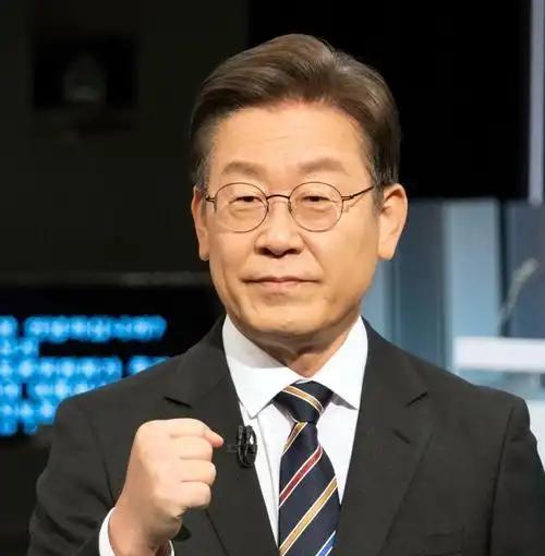 有外国记者问韩国总统李在明,中国若武统台湾你帮不帮?李在明笑着说,那是别人的家务